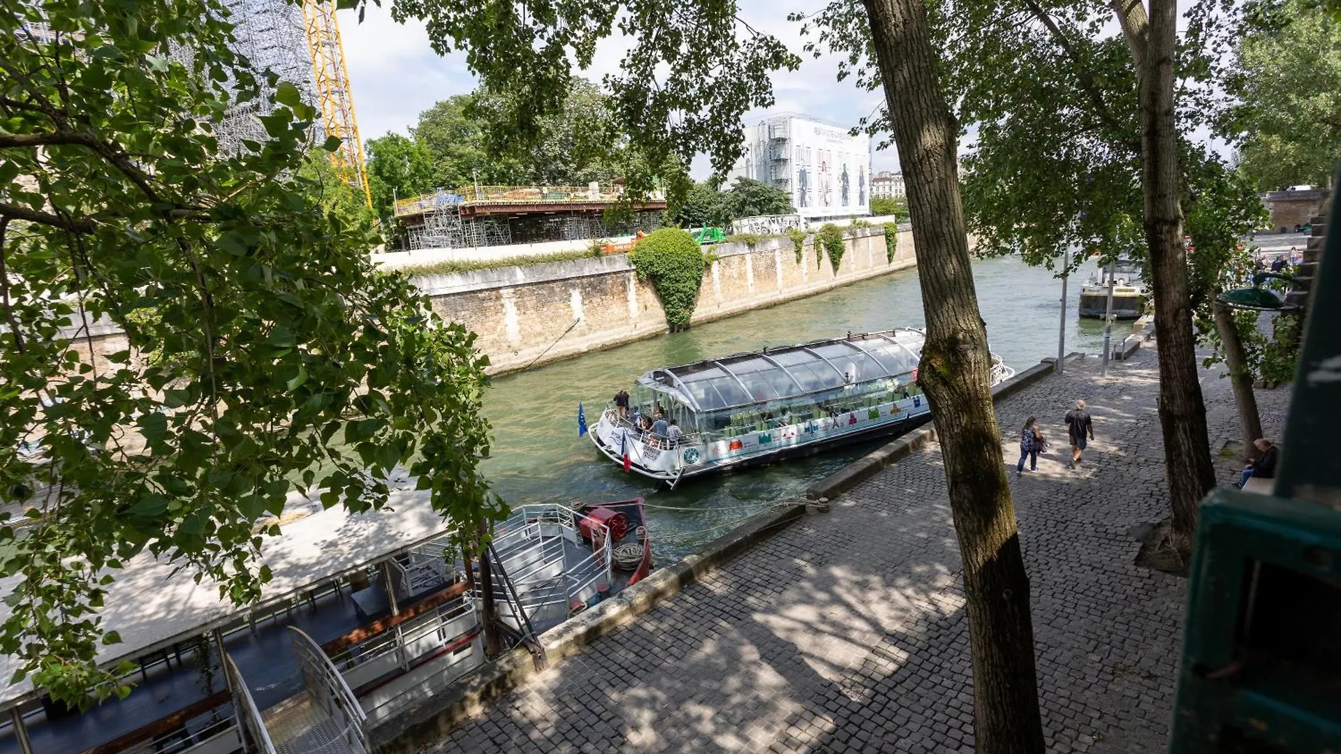 Moderne Artistique Sur Les Toits De Vue Sur Notre-dame Et La Seine